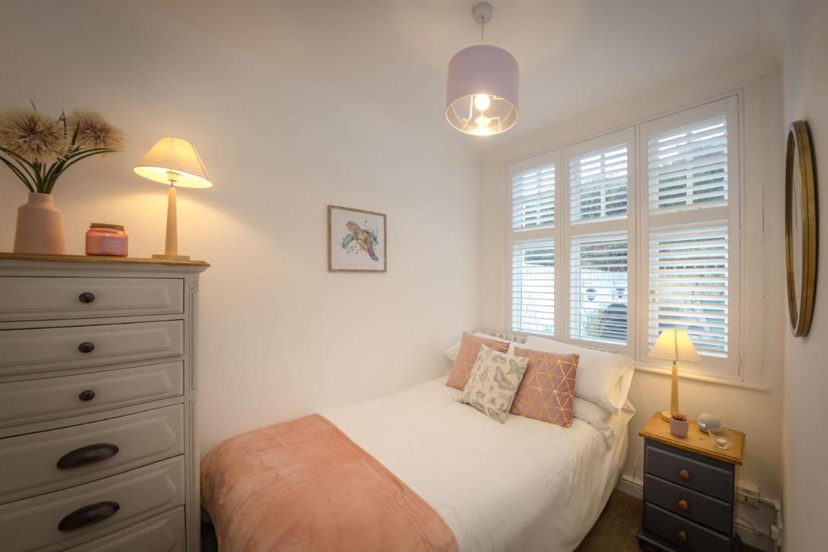 Shipside - spacious, stylish patio garden flat - Housity