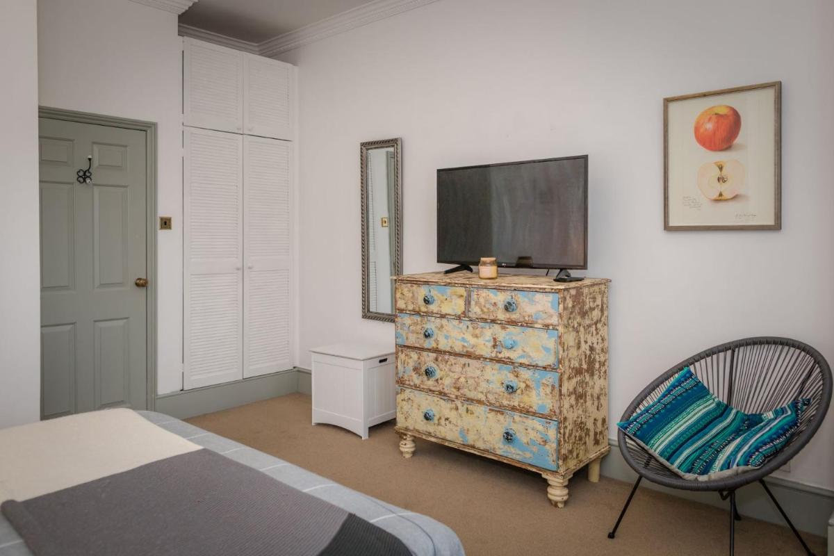 Shipside - spacious, stylish patio garden flat - Housity