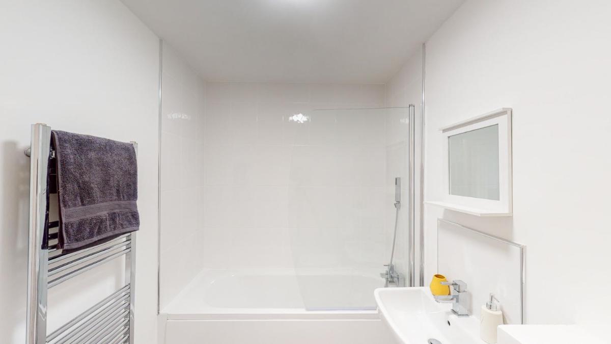 Brand new 1 bedroom apartment with parking - Housity