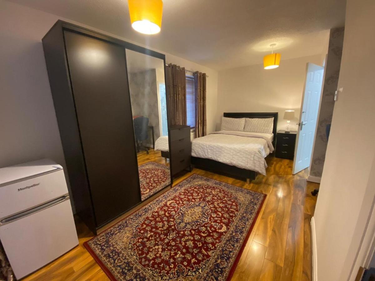 ASHMINA GUEST HOUSE with Free onsite Parking NOT FOR VANS but for cars only - Housity