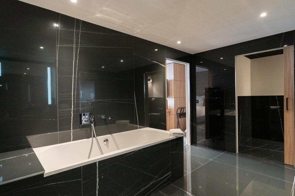 Salle de bains dans l'établissement Les Trésorières