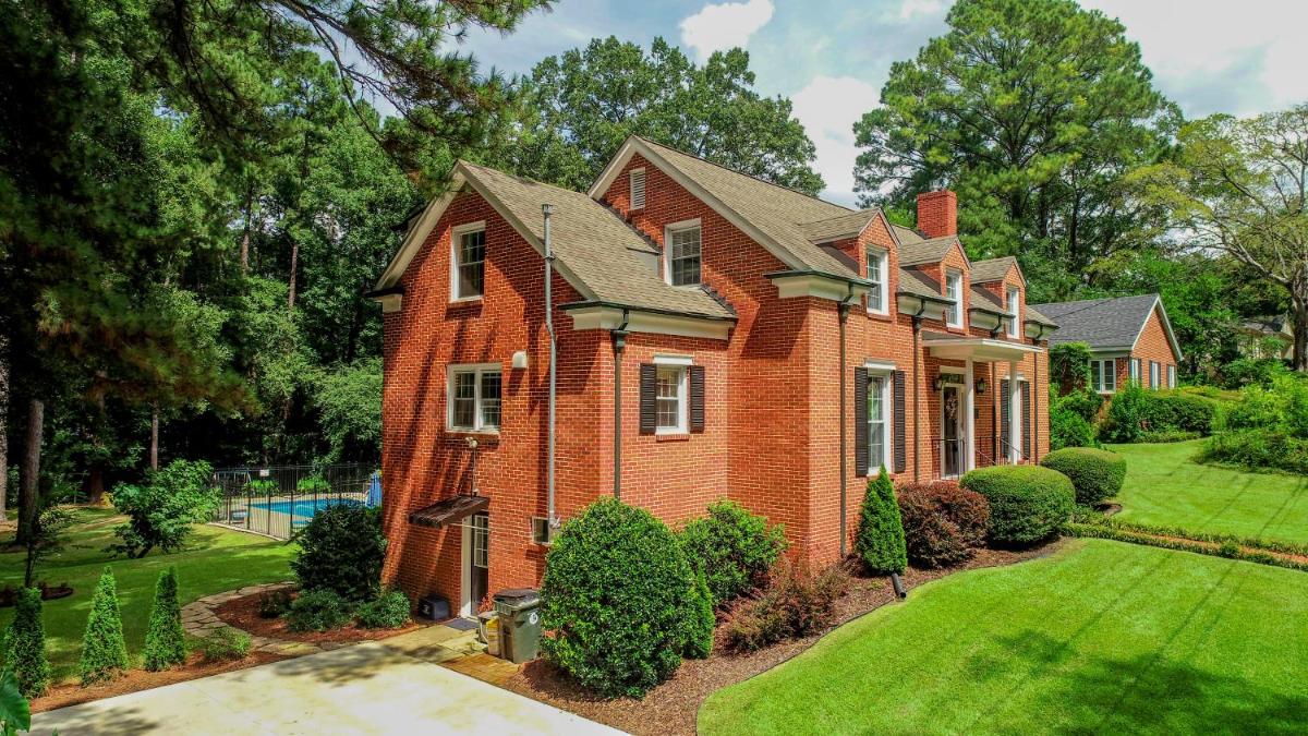 Capstone Pool House - Housity