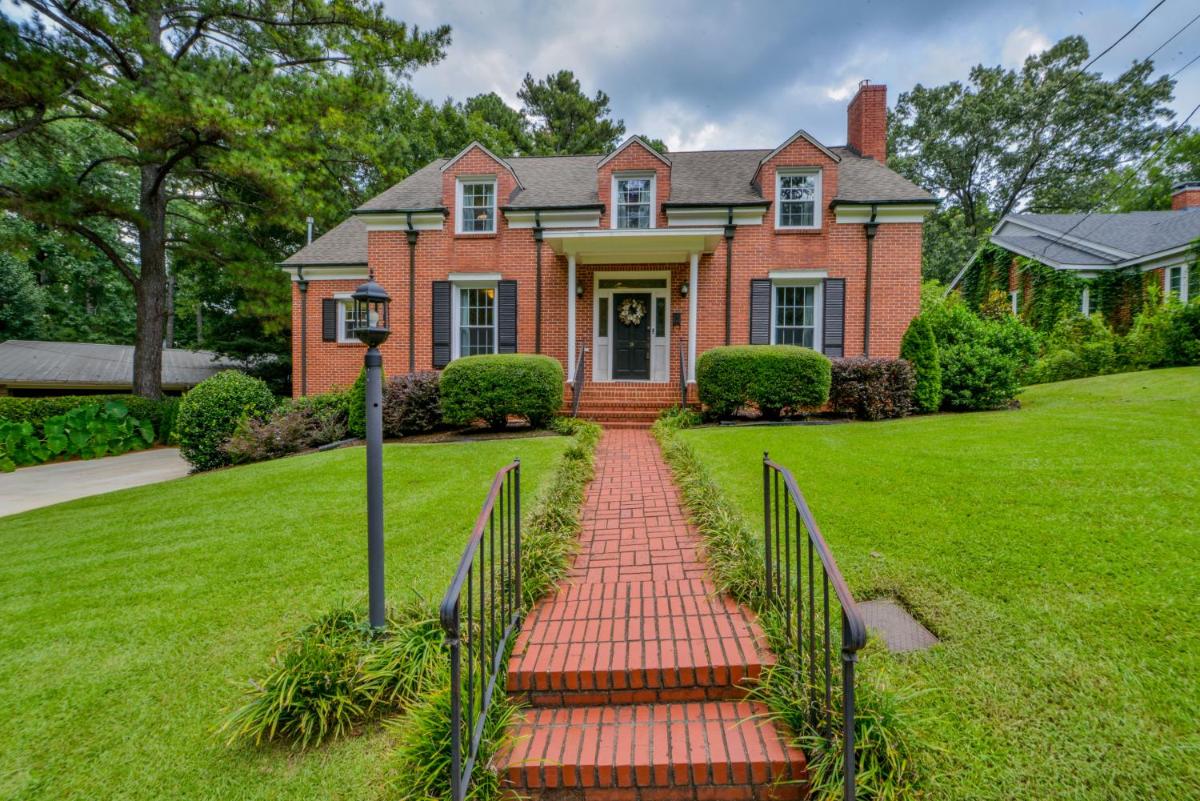 Capstone Pool House - Housity