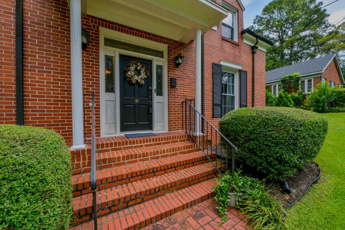 Capstone Pool House - Housity