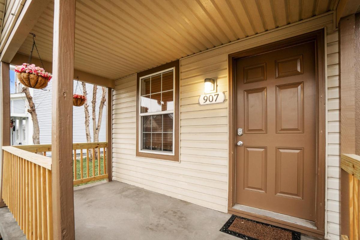Updated Bunk House 4 Minutes to Lucas Oil - 8 Minutes to Downtown home - Housity