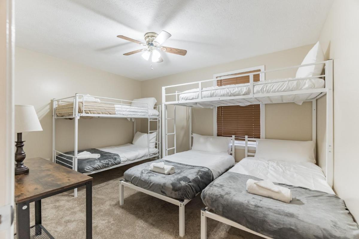Updated Bunk House 4 Minutes to Lucas Oil - 8 Minutes to Downtown home - Housity