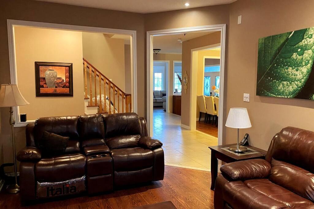 Aurora Executive Upscale Residence Three Bedrooms Three and Half Bathrooms - Housity