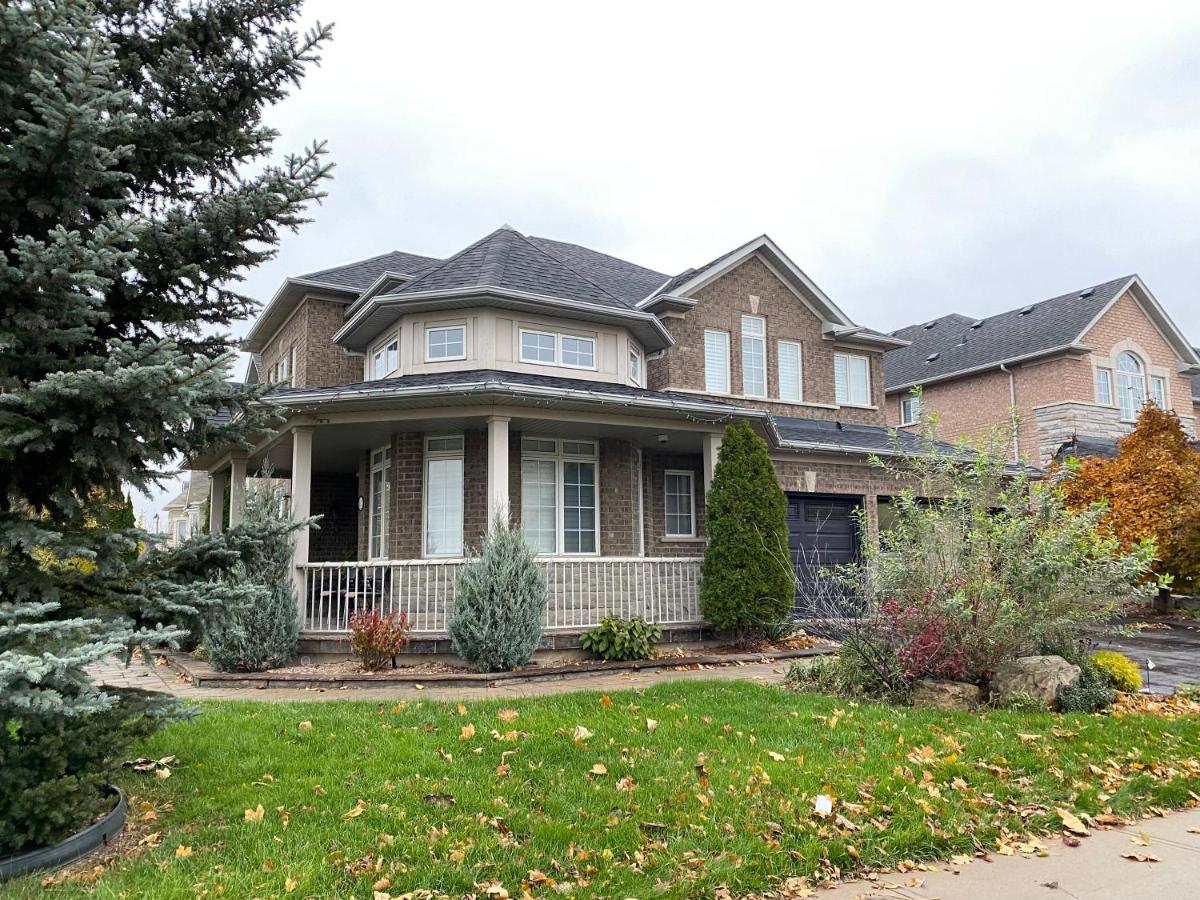 Aurora Executive Upscale Residence Three Bedrooms Three and Half Bathrooms - Housity