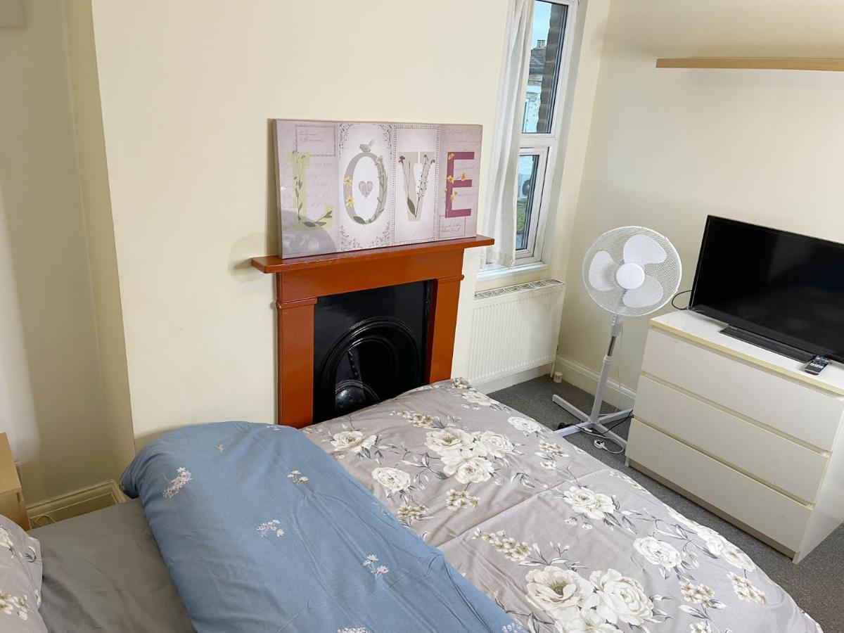 2 Beds! 1 Bedroom Flat Walthamstow Central - Housity