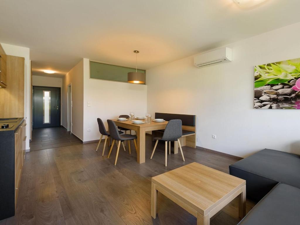Classy Holiday Home in Lutzmannsburg with Garden - Housity