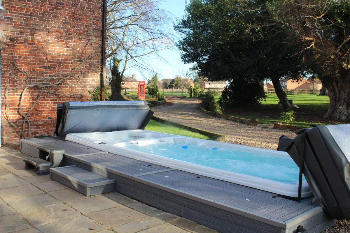 Molland Manor House Self catering (10 bedrooms 9 bathrooms) - Housity
