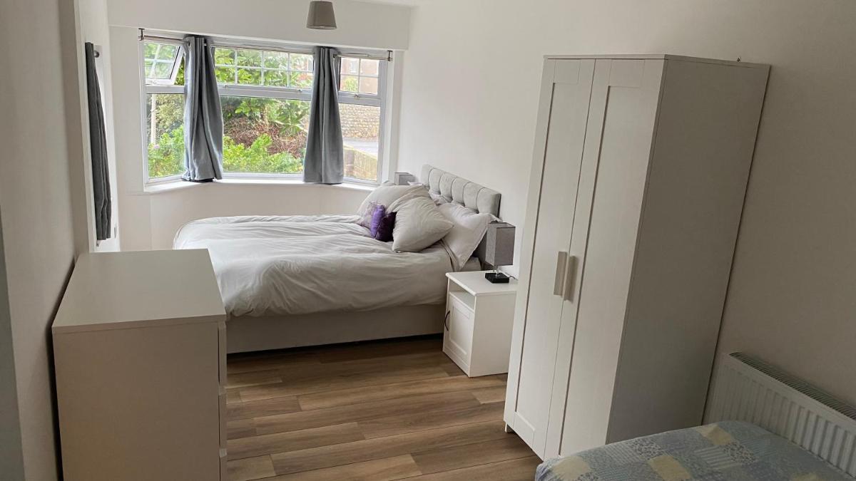 Adorable One-Bedroom Flat With Patio Garden. - Housity