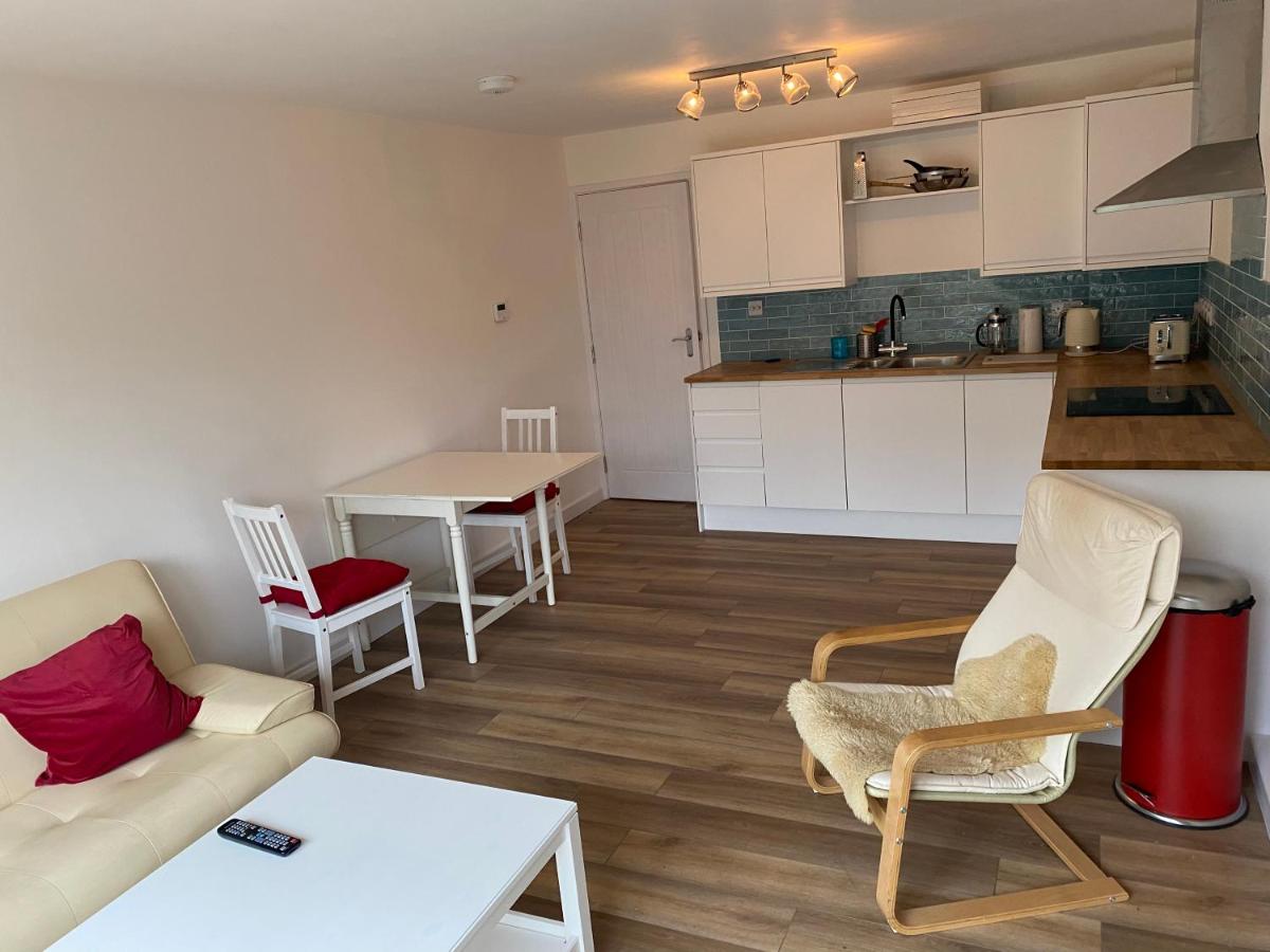 Adorable One-Bedroom Flat With Patio Garden. - Housity