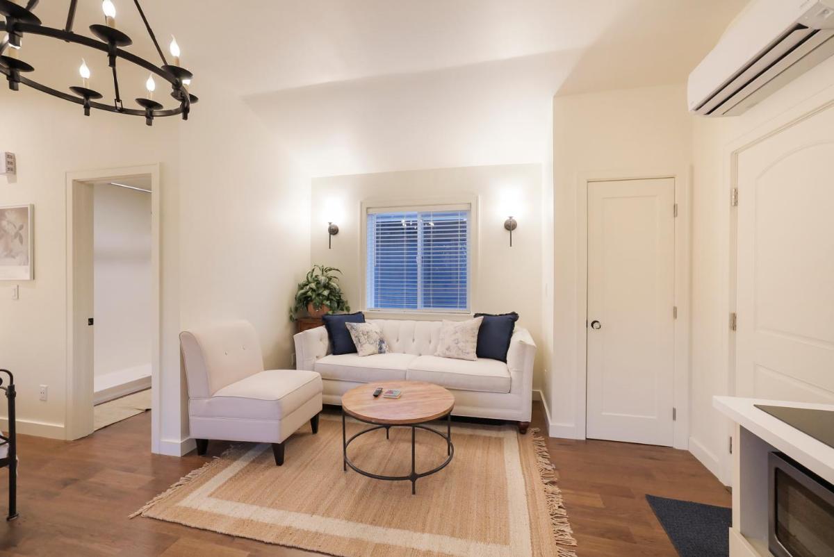 New Tudor Cottage one block from Chico State and downtown with private garage - Housity