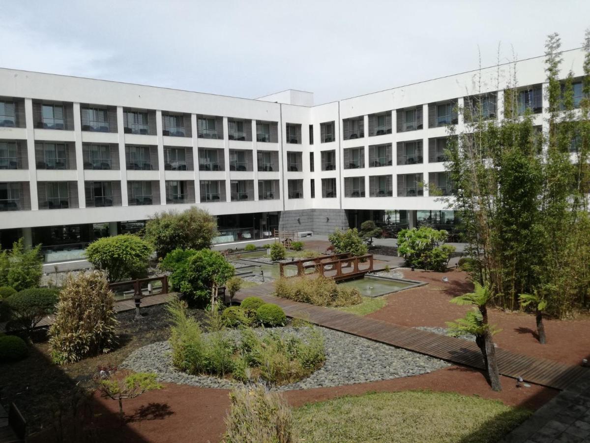 Um jardim no exterior de Azoris Royal Garden – Leisure & Conference Hotel