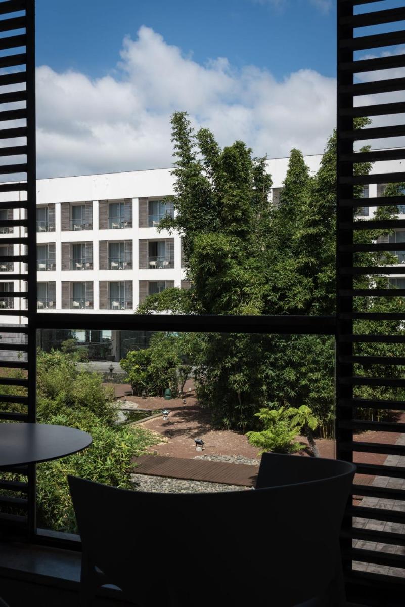 Um jardim no exterior de Azoris Royal Garden – Leisure & Conference Hotel