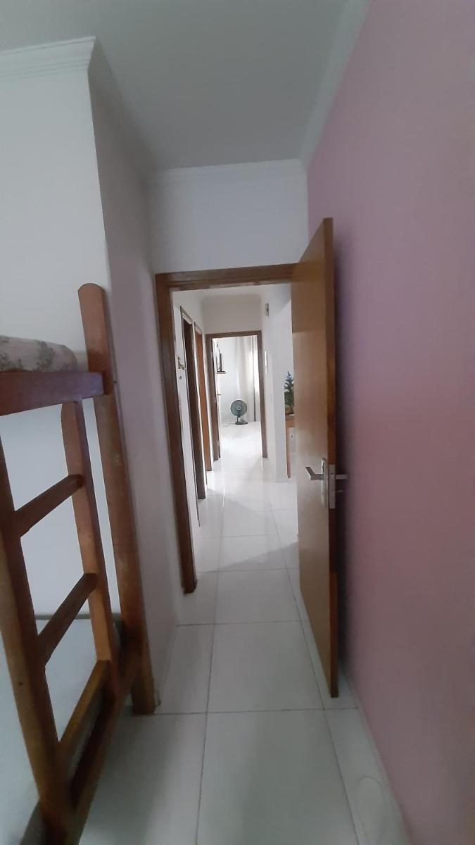 Casa linda 2 suite + 1 quarto + 1 banheiro - Housity