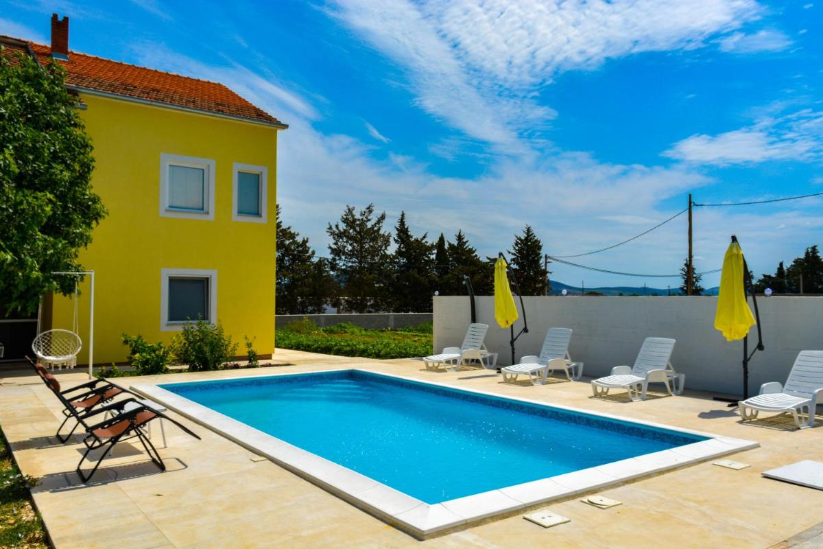 Villa Kutija with heated pool - Housity