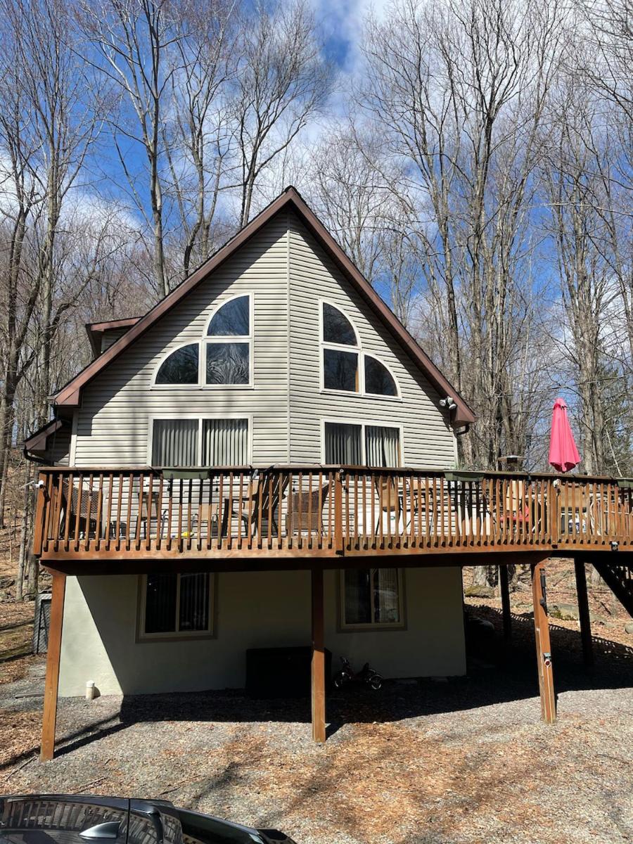 Lake Ariel Family Chalet - Housity