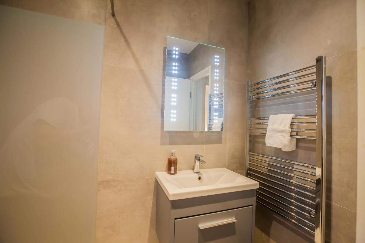 Surbiton Luxury Garden House 19A - Housity