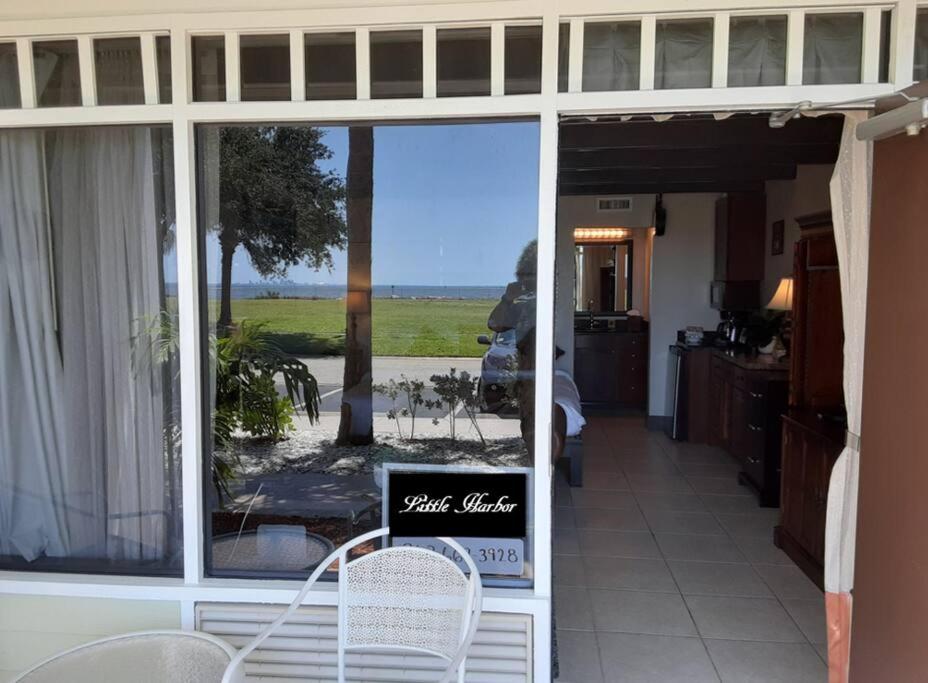 Beautiful one bedroom resort-style studio with pool and beach access - Housity