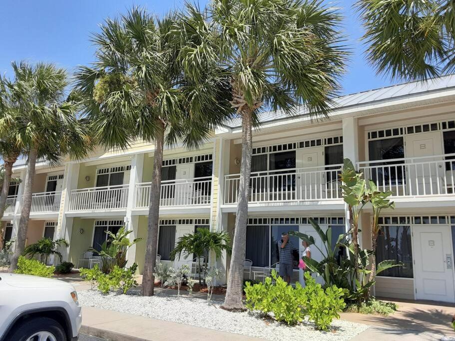Beautiful one bedroom resort-style studio with pool and beach access - Housity