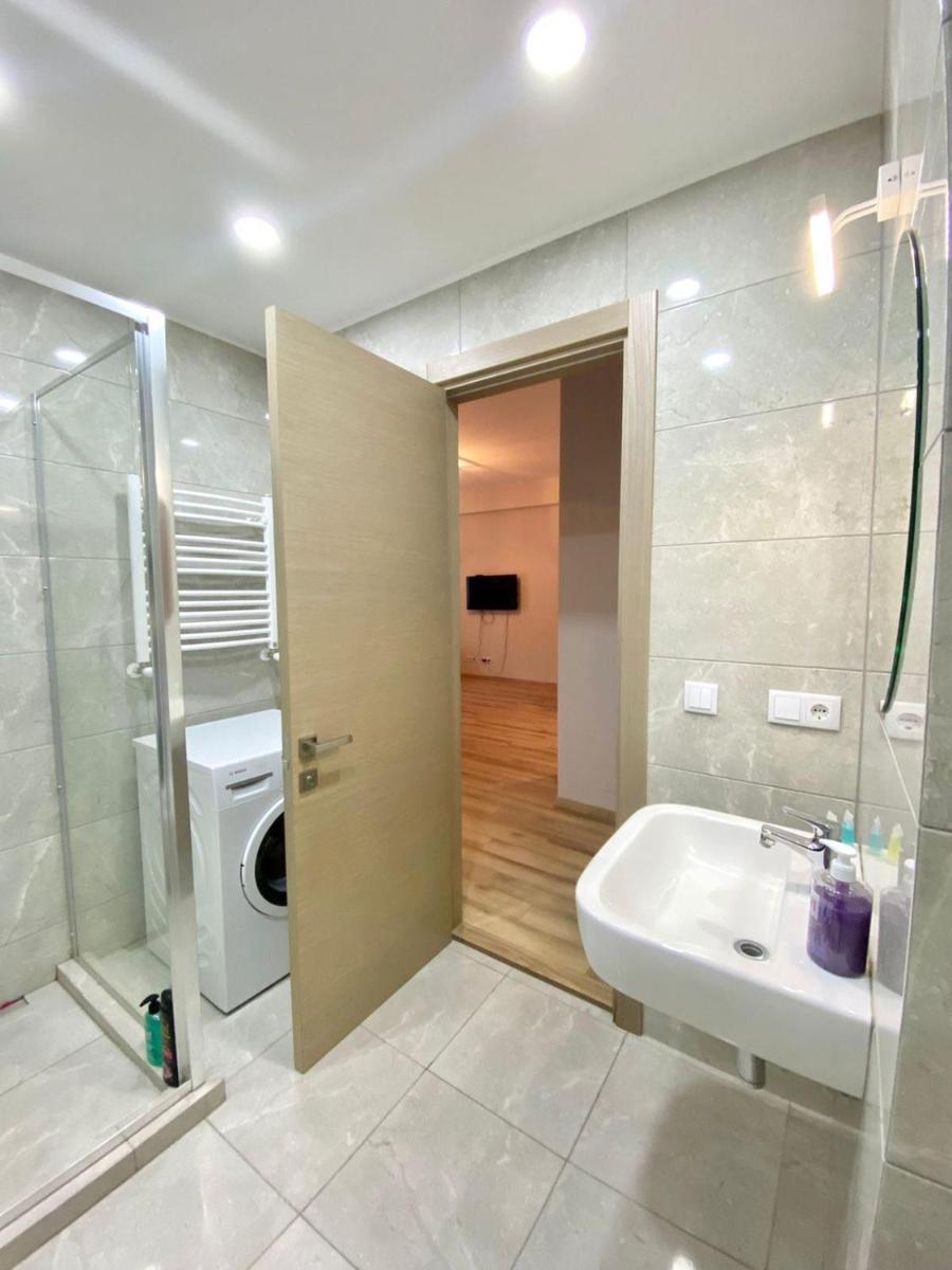 Suitetrails - Sol's M2 White Modern Apartments