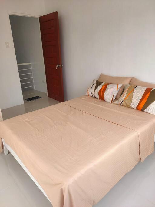 3 BR/2TB House CDO Uptown /near SM/ Parking/Wifi - Housity