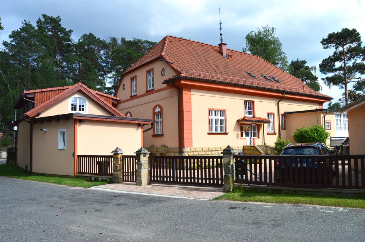 Splavský zámeček - Housity