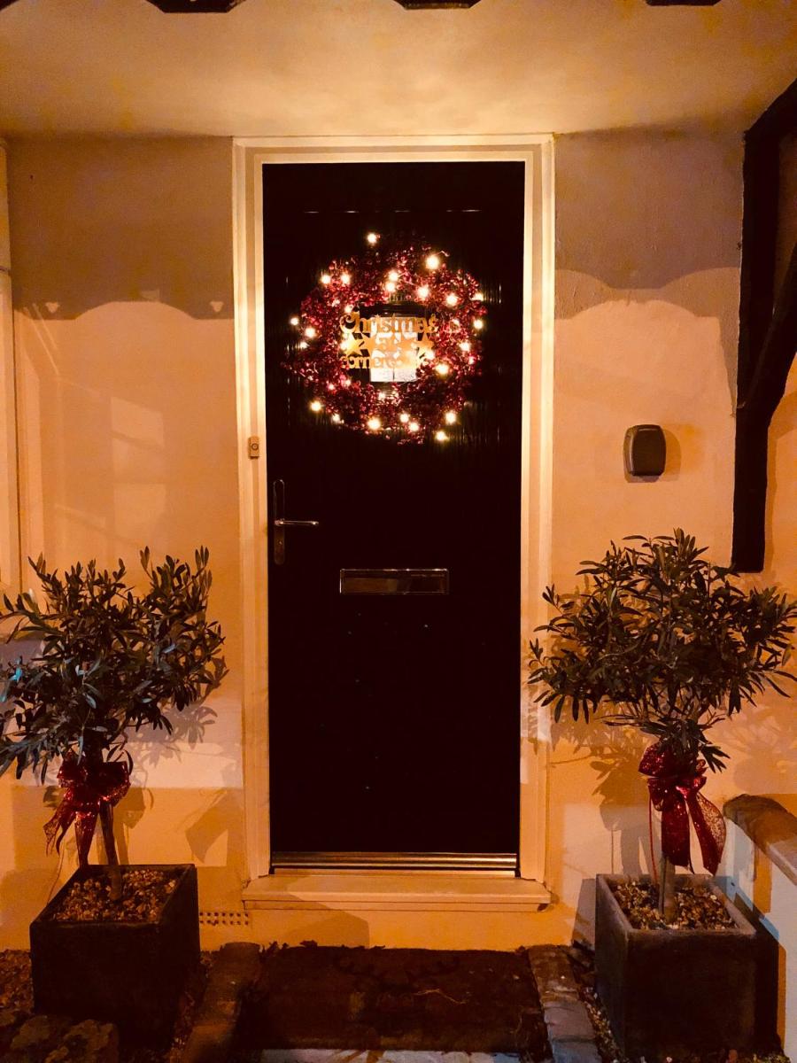 Corner Cottage - character, charm, great location. - Housity