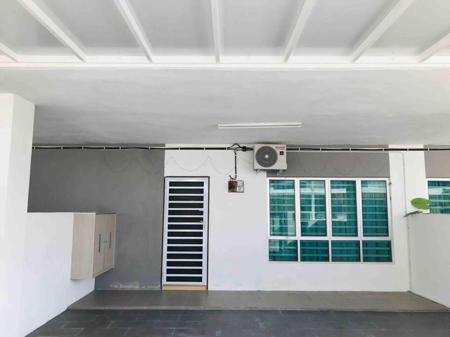 Sarang Homestay - Landed House with 3 Bed Rooms - Housity