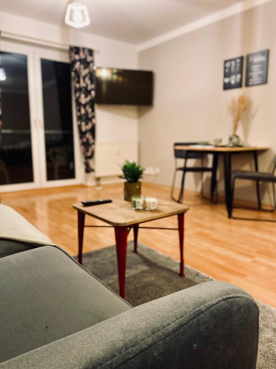 Saniertes Studio - Elisa - mit Balkon, WLAN, Smart-TV & Küche in City-Nähe - Housity