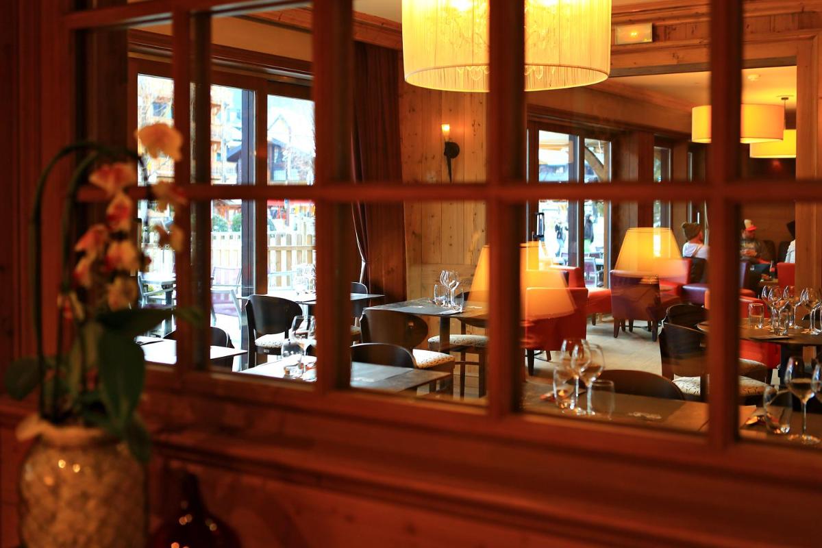 Restaurant ou autre lieu de restauration dans l'établissement Hotel Le Samoyede