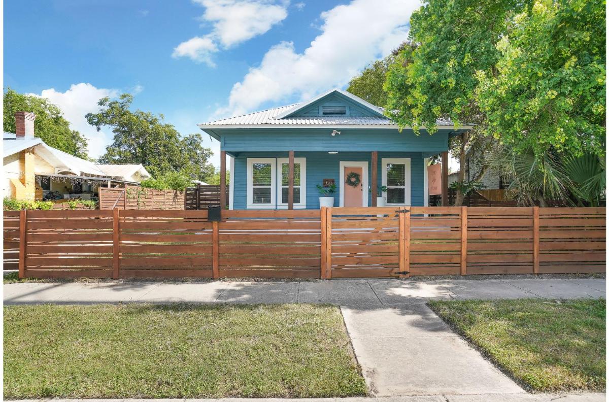 Amazing Fully Fenced Home Only 5 Mins from Downtown - Housity