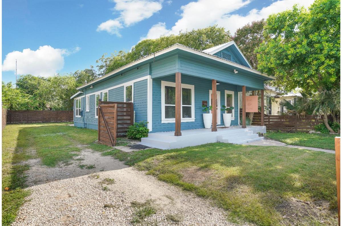 Amazing Fully Fenced Home Only 5 Mins from Downtown - Housity