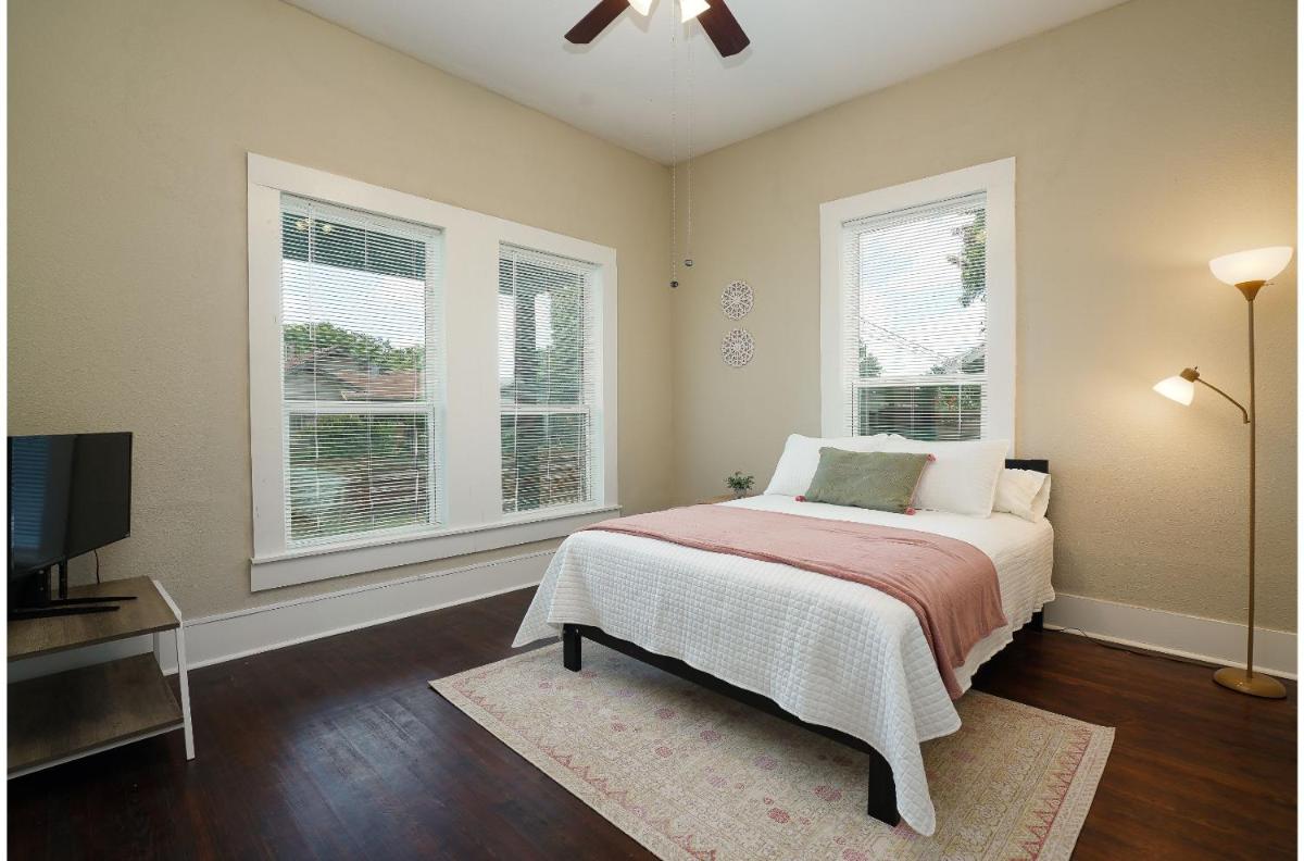 Amazing Fully Fenced Home Only 5 Mins from Downtown - Housity