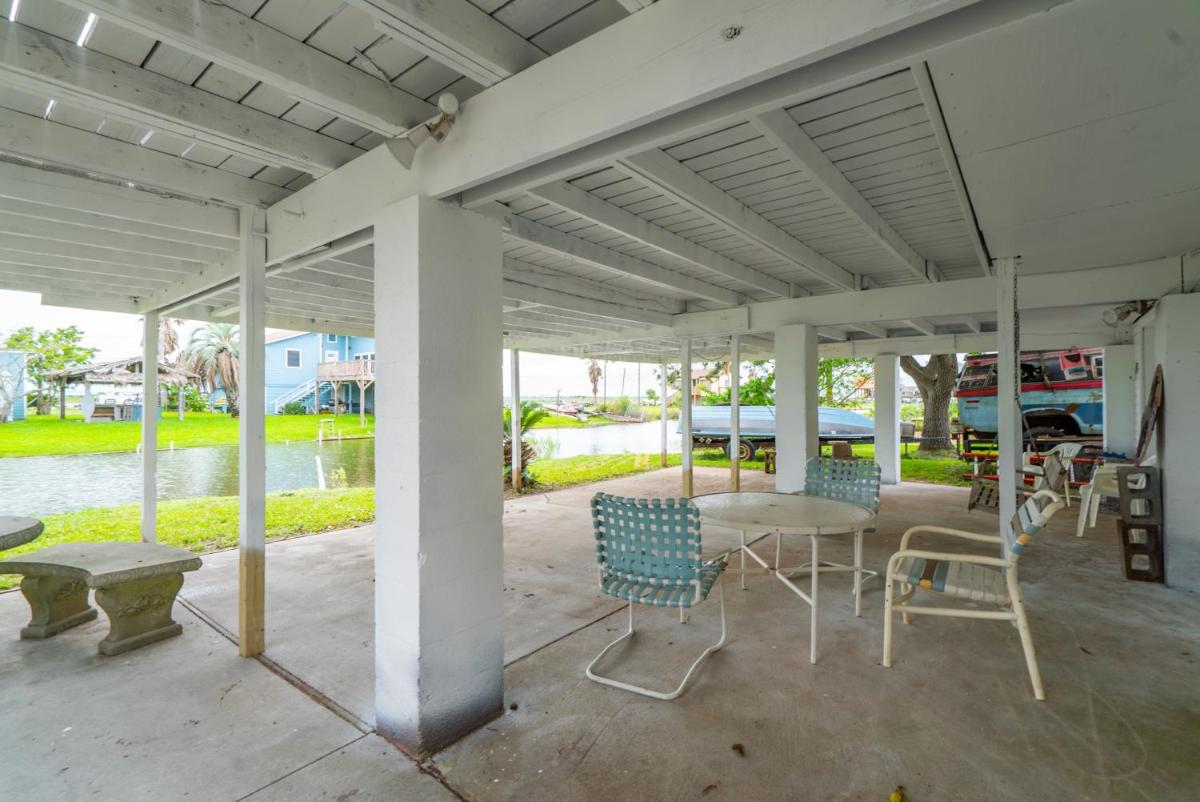 Waterfront Get-Away with Fishing, Crabbing, Kayaks - Housity