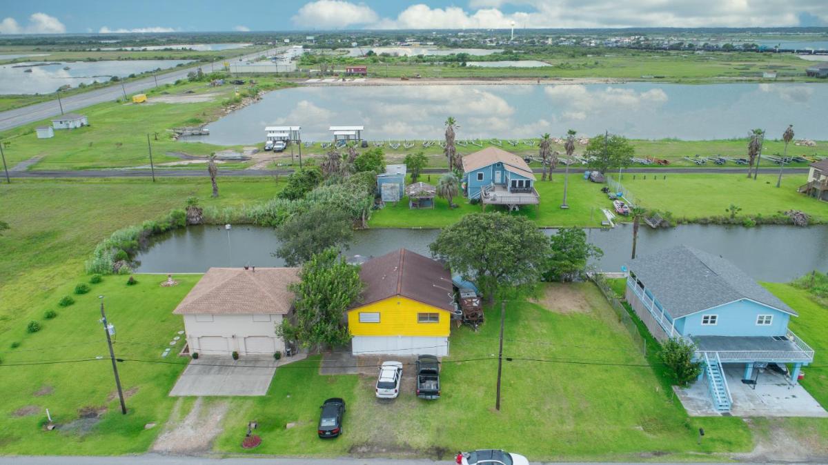 Waterfront Get-Away with Fishing, Crabbing, Kayaks - Housity