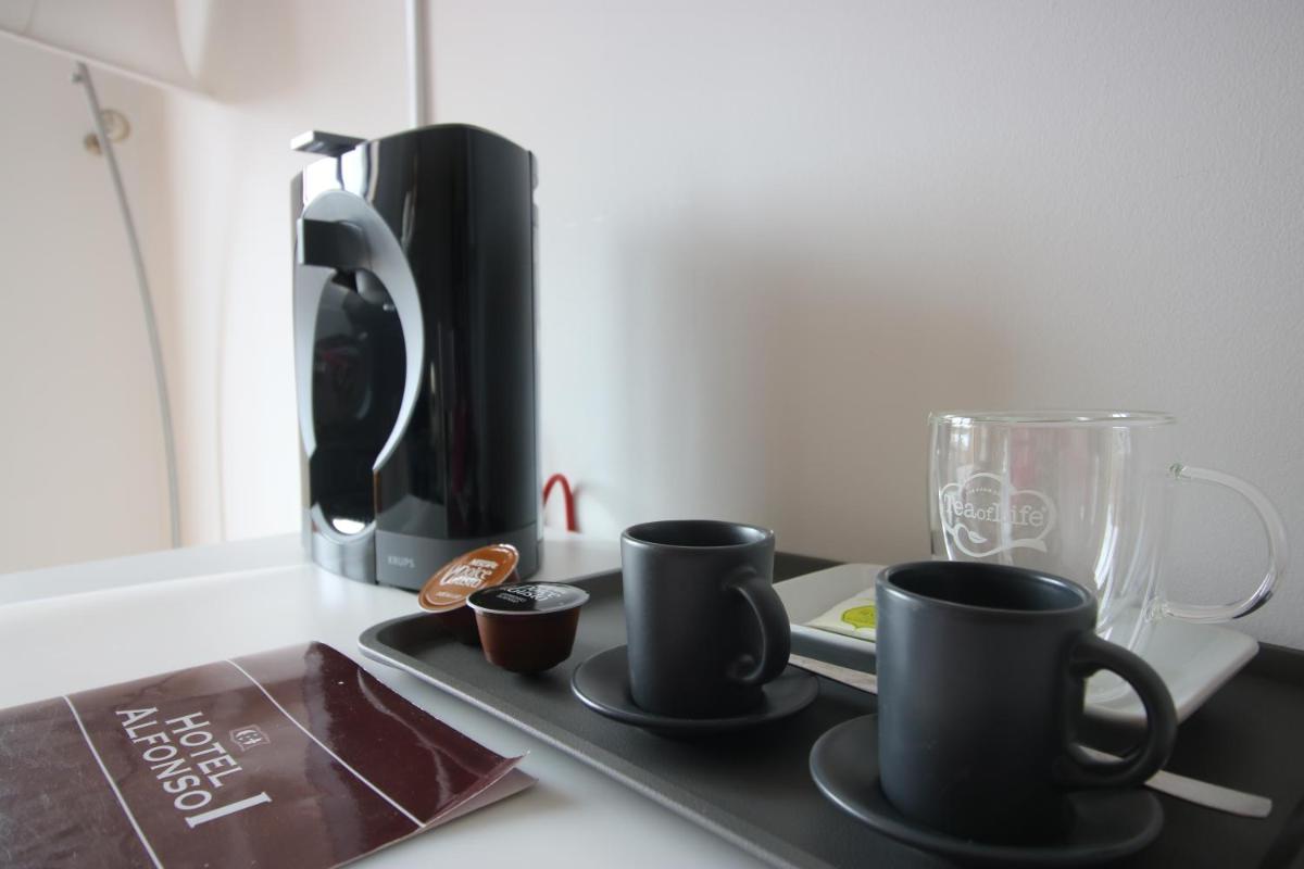 Utensilios para hacer té y café en Hotel Alfonso I