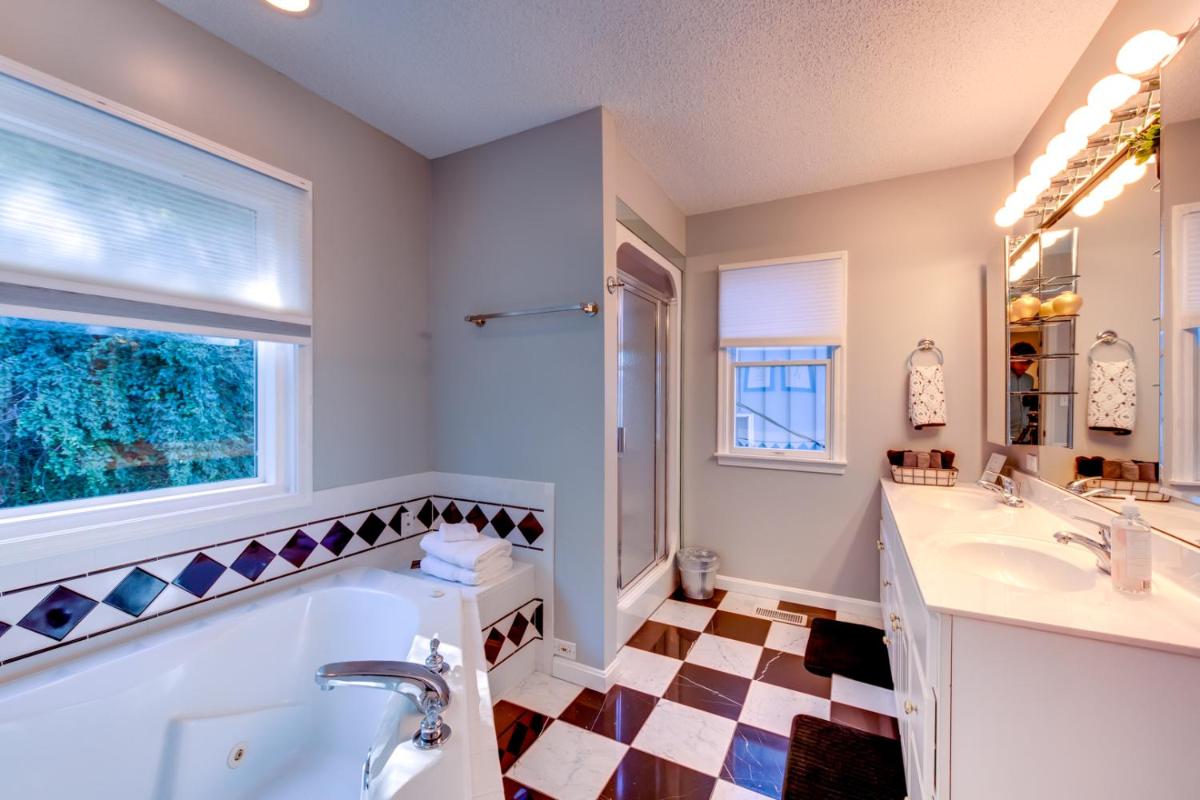 Riverfront Oasis: 5 min to DT Cincinnati - Housity