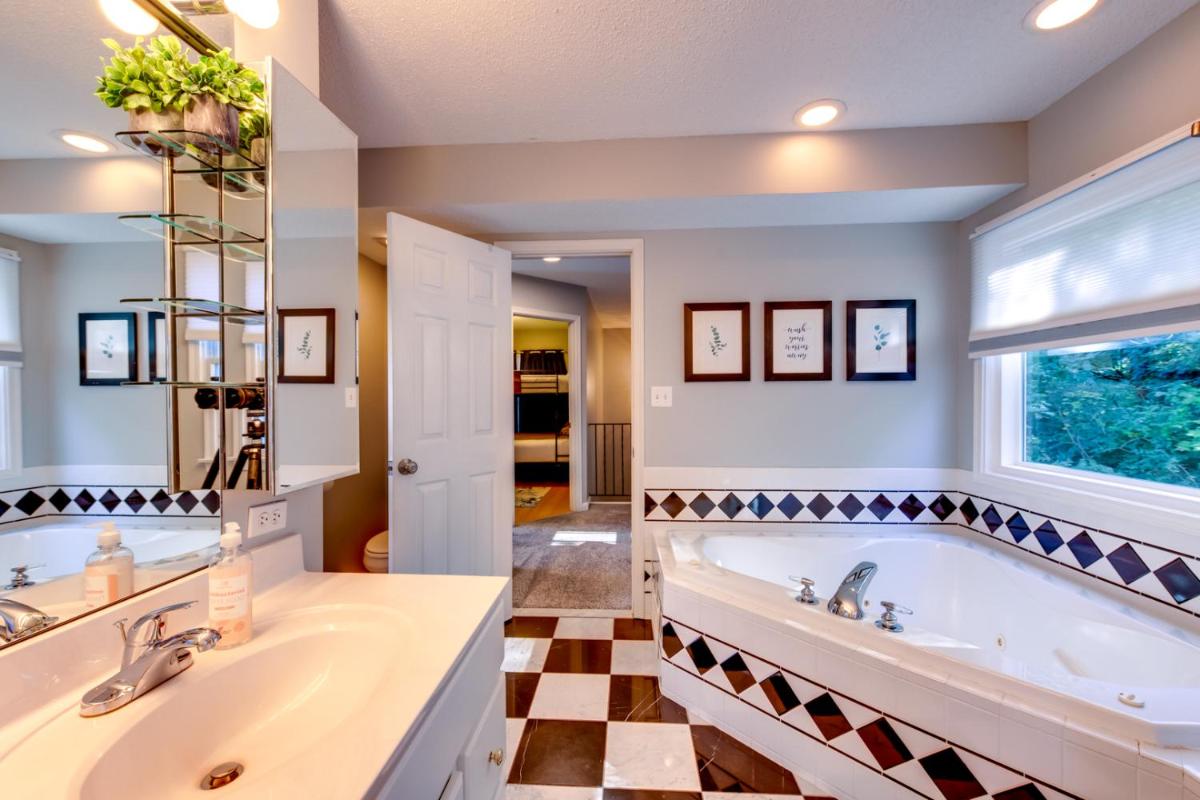 Riverfront Oasis: 5 min to DT Cincinnati - Housity