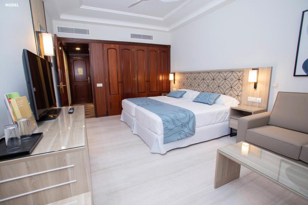 Uma cama ou camas num quarto em Hotel Riu Madeira - All Inclusive