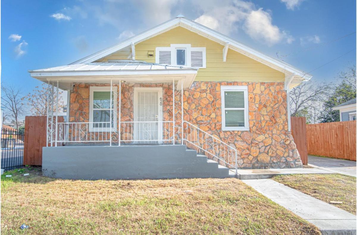 Wonderful 3 BR 2 BA Near Downtown - Housity