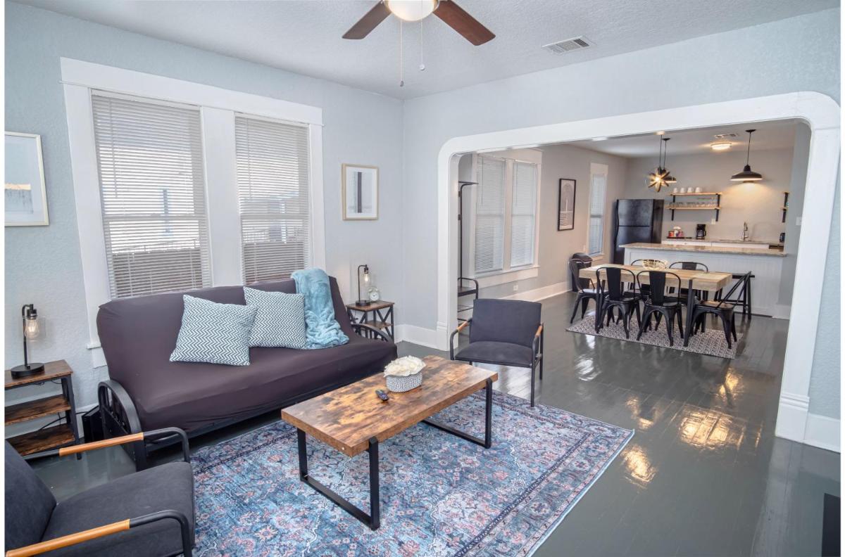 Wonderful 3 BR 2 BA Near Downtown - Housity