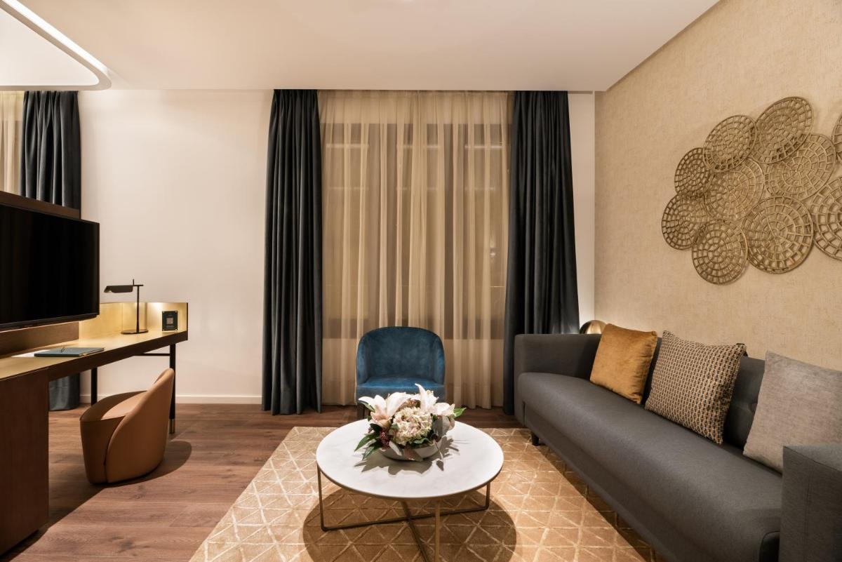 una sala de estar con un sofá y una mesa en Áurea Palacio de Correos by Eurostars Hotel Company, en Logroño