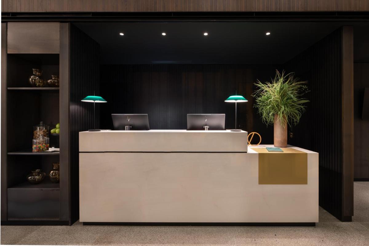 una recepción con 2 ordenadores portátiles encima en Áurea Palacio de Correos by Eurostars Hotel Company, en Logroño
