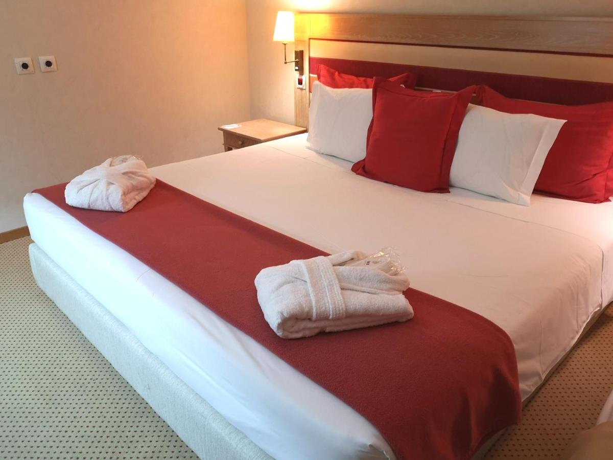 Uma cama ou camas num quarto em Riviera Hotel