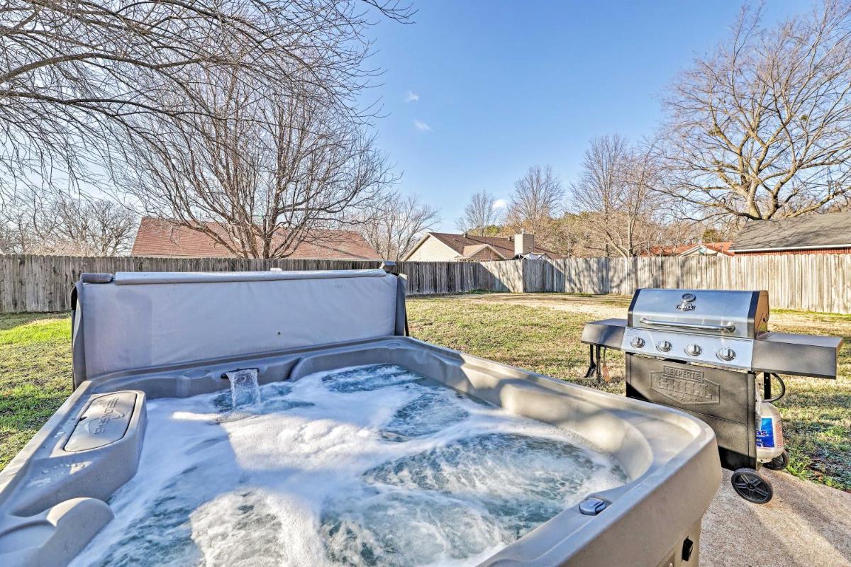 Fayetteville Home with Hot Tub about 3 Mi to U of A! - Housity