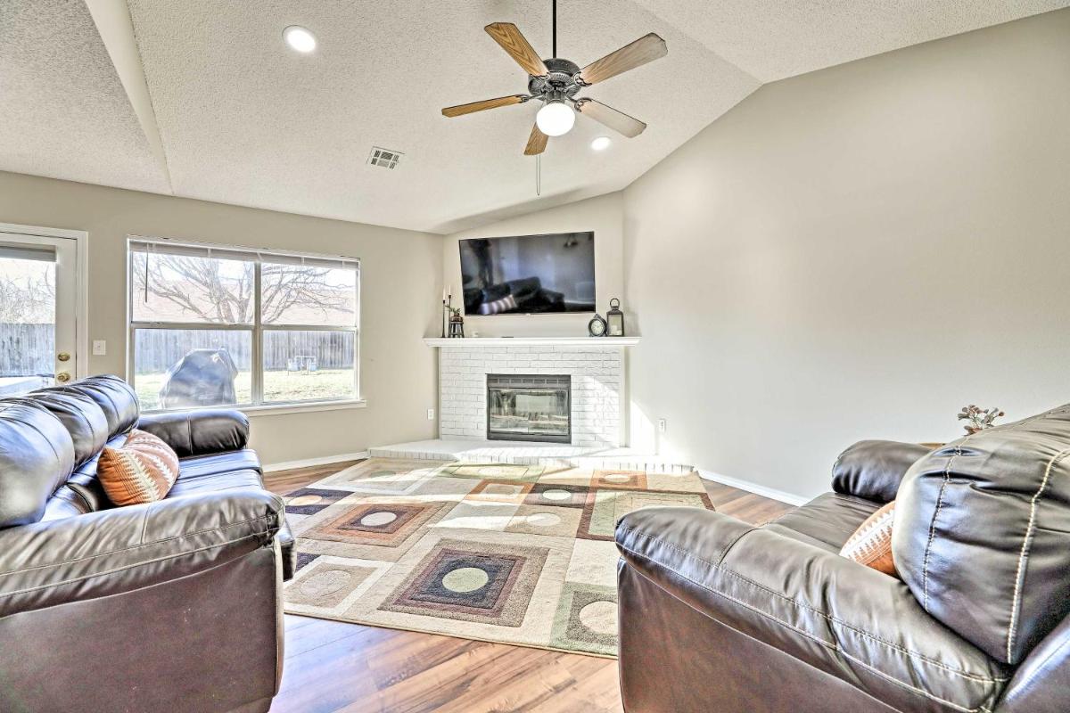 Fayetteville Home with Hot Tub about 3 Mi to U of A! - Housity