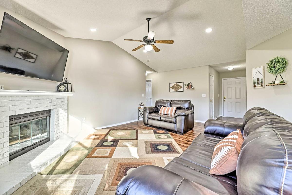 Fayetteville Home with Hot Tub about 3 Mi to U of A! - Housity